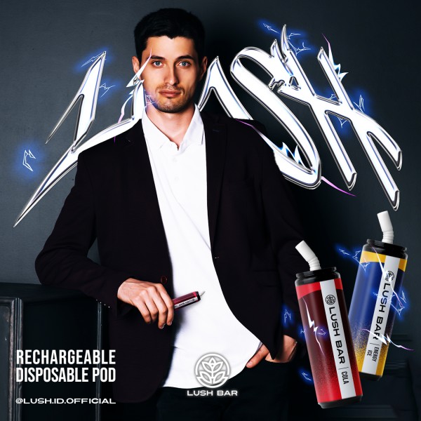 gambar seseorang memegang disposable pod lush bar
